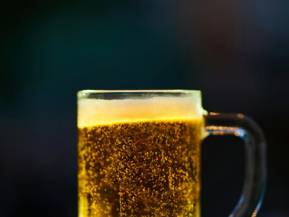 el alcohol causa muertes directas e indirectas